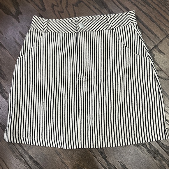 FIKA the Brand Skirt - Picture 2 of 12